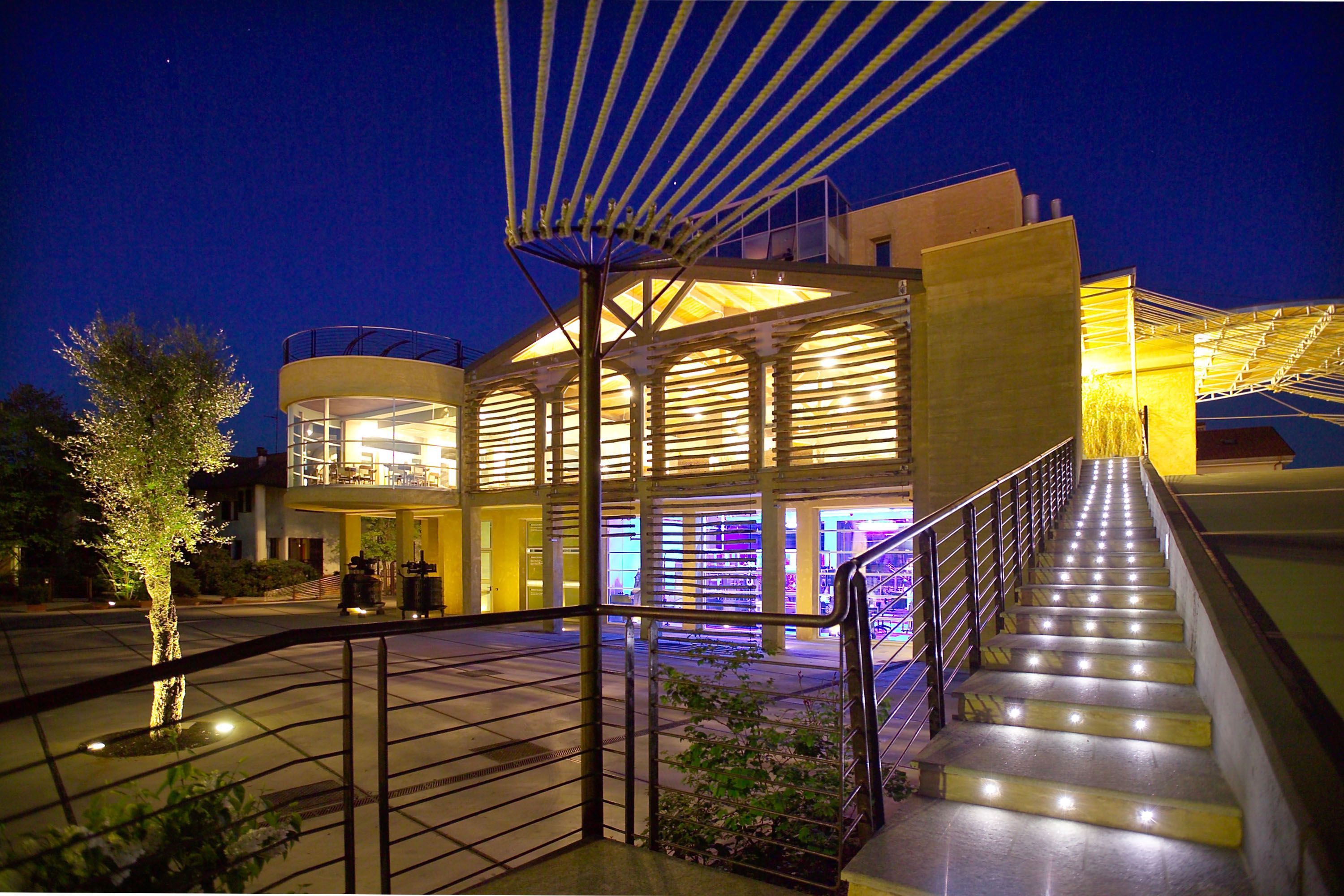 Le Cantine (urbane) di Ascheri nel cuore di Bra: botti, accoglienza e ristorazione 