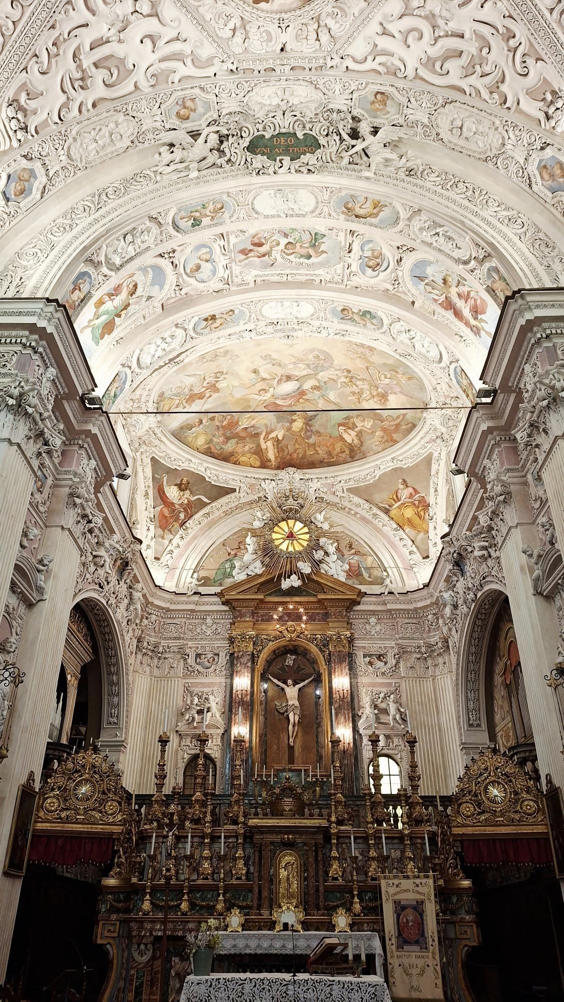  La Chiesa della Santissima Trinità della confraternita dei Battuti Bianchi custodisce un raro crocifisso ligneo, con il Cristo vivo, senza ferite / Giuseppe Matarazzo