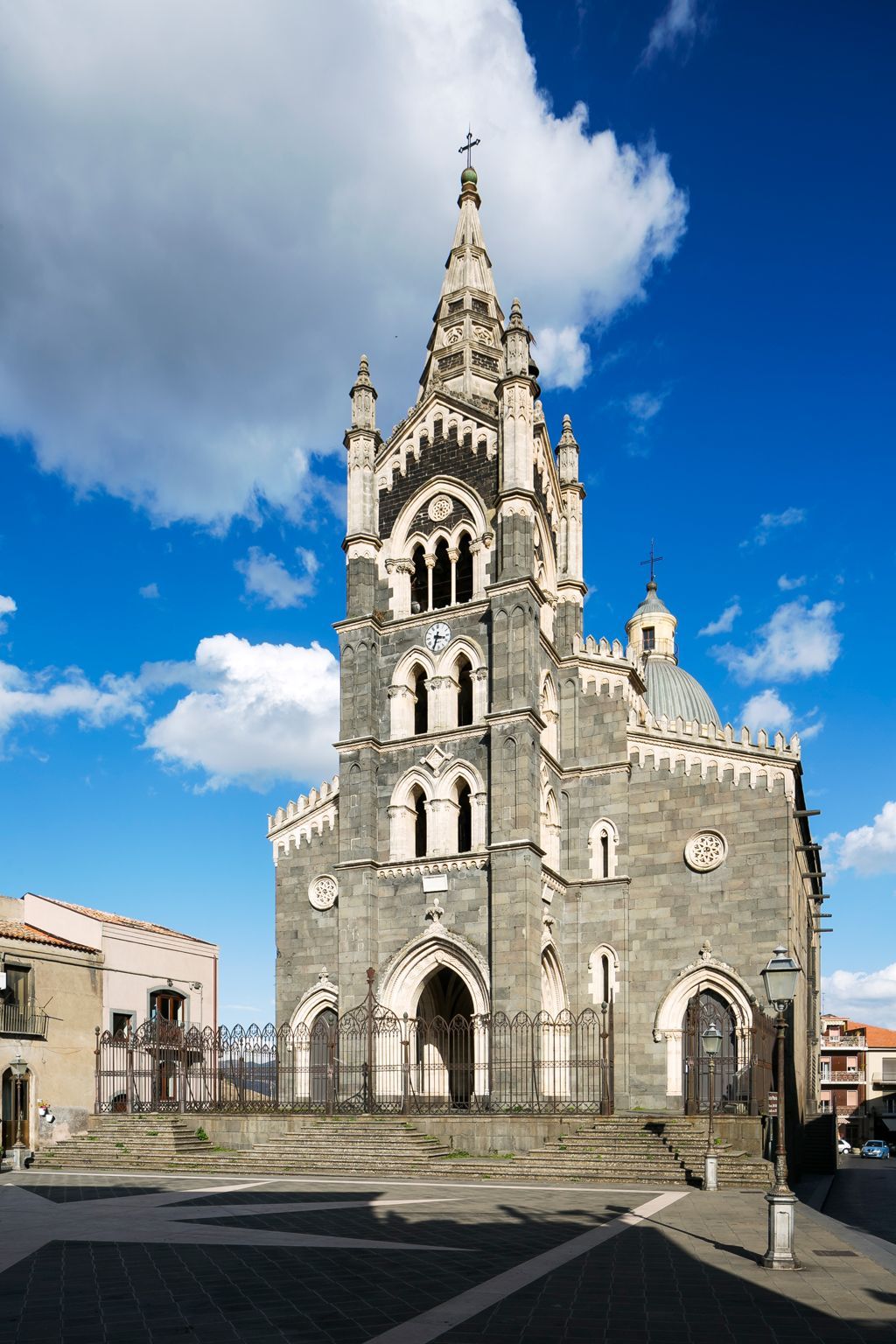 La chiesa di S. Maria, in pietra lavica, a Randazzo / Massimiliano Rella