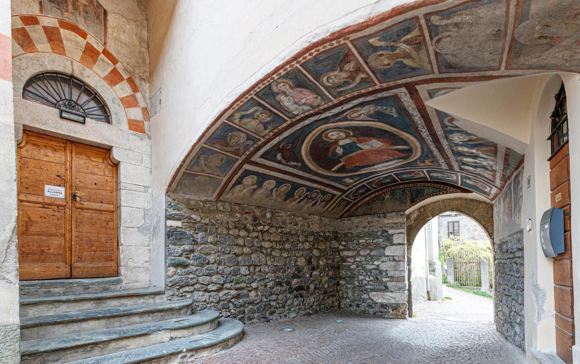 Le vie del centro di Bormio custodiscono cortili nascosti e splendidi affreschi, tutti da scoprire /Roby Trab
