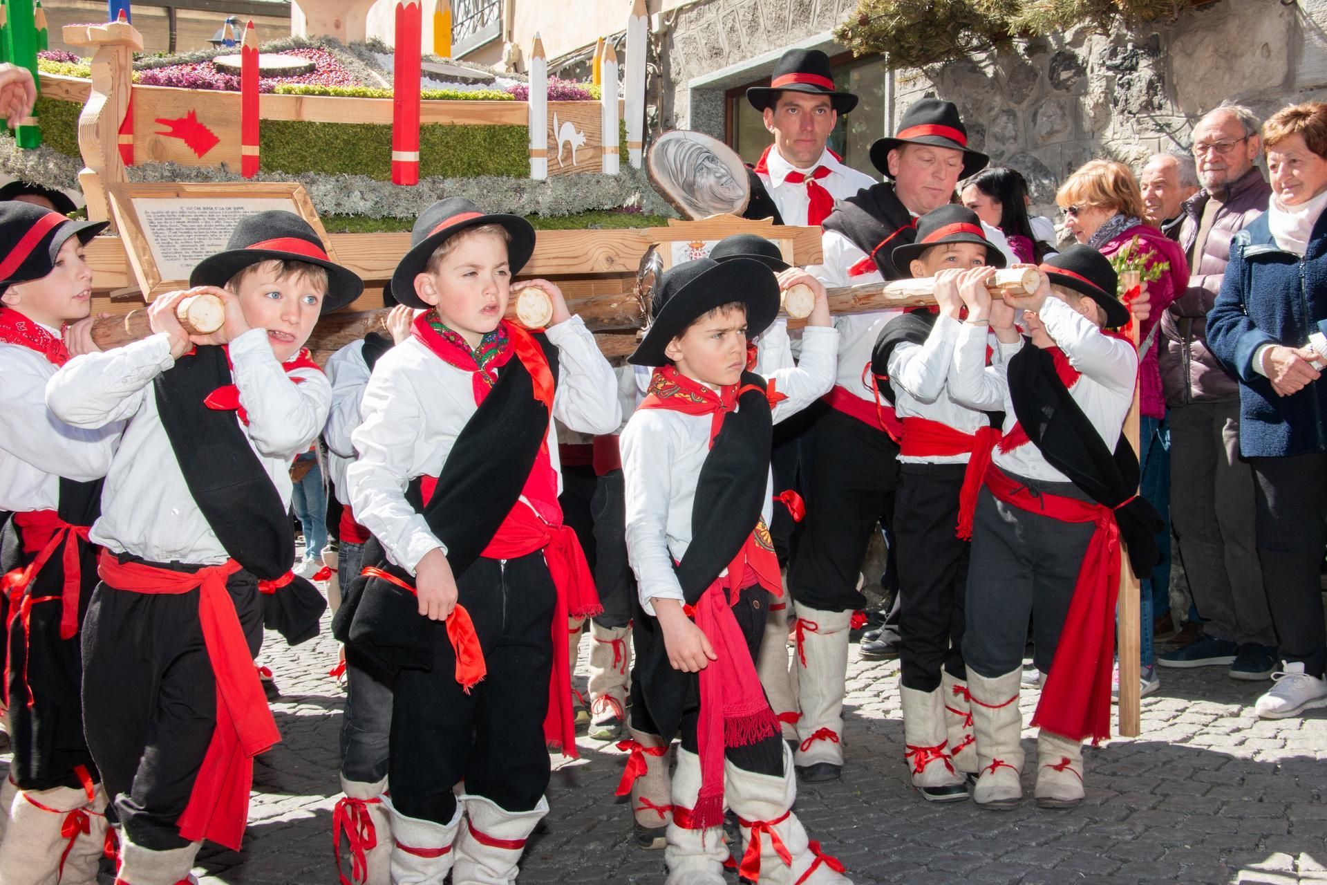 Anche i bambini sfilano trasportando i loro piccoli Pasquali, in orgogliosa autonomia /Mattia Canclini