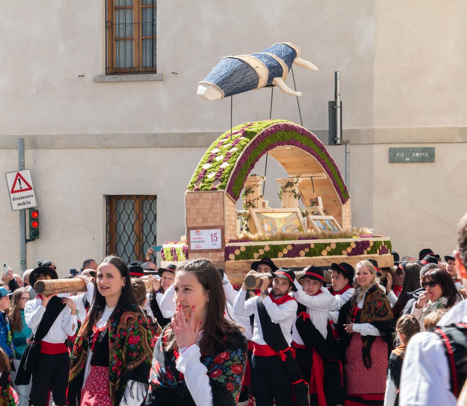 I Pasquali sono antiche portantine in legno a tema religioso, capolavori artigianali realizzati dai cinque Reparti (quartieri) del paese, che si contendono il premio per l'opera migliore /Mattia Canclini