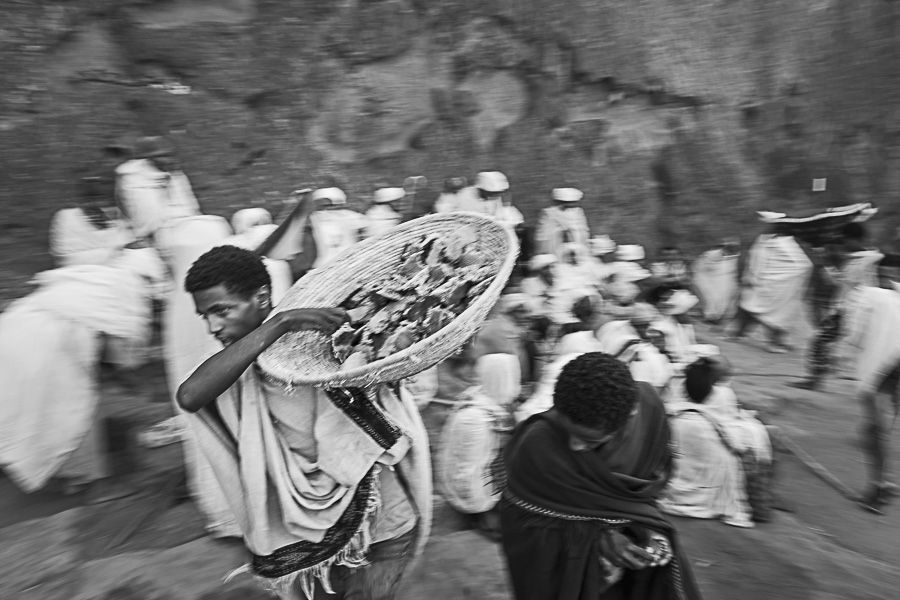 Etiopia, Lalibela, 2020. Chiesa Biete Lehem, distribuzione del pane benedetto / Stefano Torrione