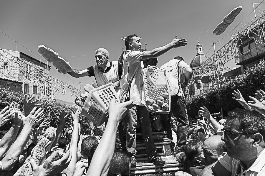 Sicilia, Campofranco, 2019. Festa di San Calogero, distribuzione dei Pupi di pane / Stefano Torrione