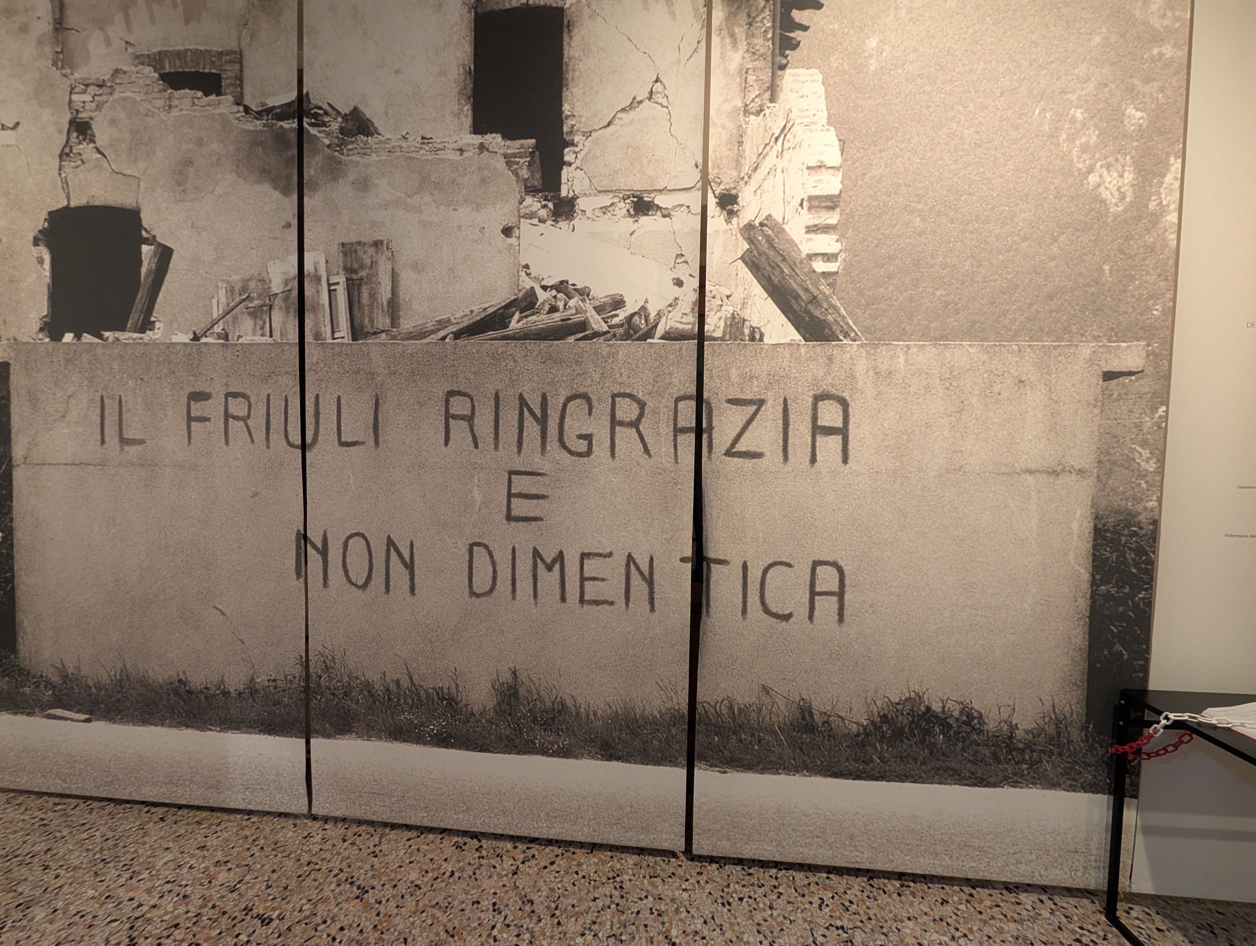 Alcuni dettagli dell'allestimento della mostra permanente "Tiere Motus. Storia di un terremoto e della sua gente" ospitata al primo piano del cinquecentesco Palazzo Orgnani-Martina, situato nel centro storico di Venzone. @Ilaria Solaini