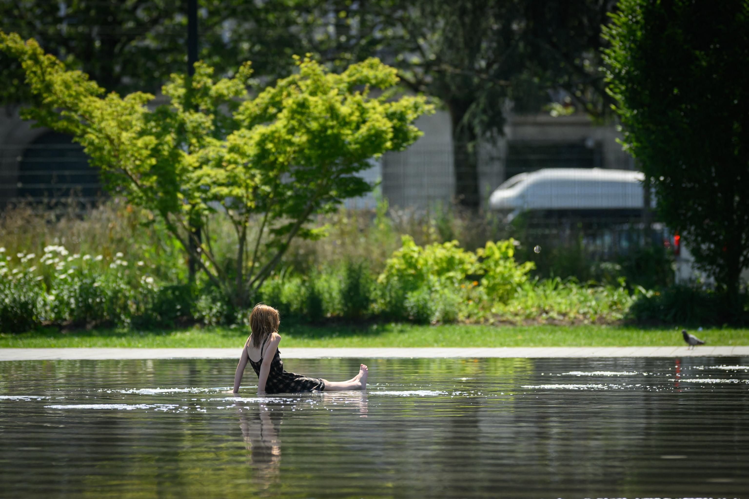 Un bambino si rinfresca in acqua a Nantes, nella Francia occidentale, mentre il servizio meteorologico francese Meteo-France ha emesso un'allerta arancione per onda di caldo in otto dipartimenti della Francia occidentale: è la prima volta che viene emessa un'allerta di questo tipo nel mese di maggio da quando il sistema è stato istituito nel 2004, con temperature previste tra i 33 e i 36 gradi Celsius nelle zone interessate. (Foto di LOIC VENANCE / AFP)