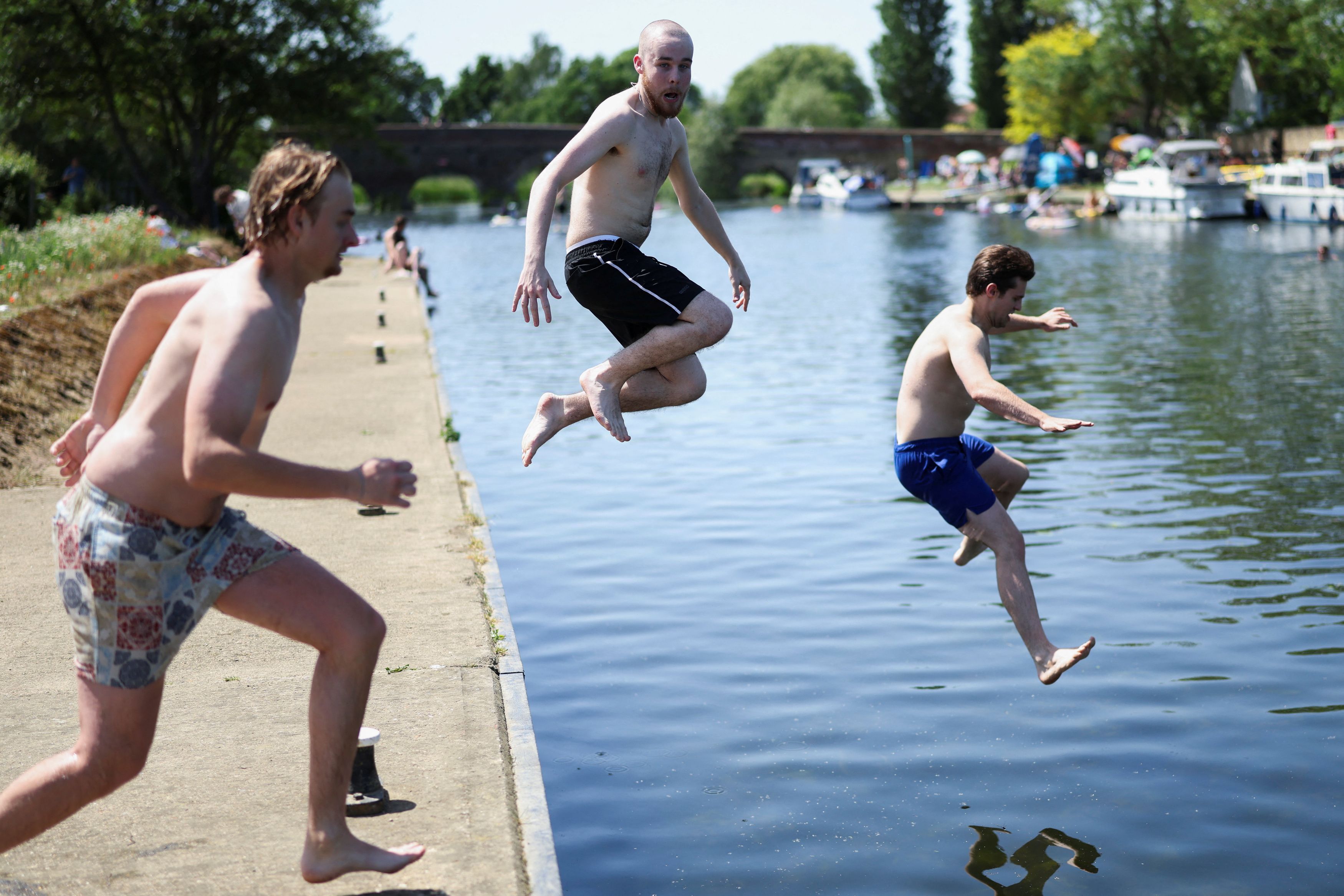 Ragazzi si tuffano nel fiume Great Ouse a Great Barford, nel Bedfordshire in Regno Unito. (Foto di TOBY SHEPHEARD /REUTERS)