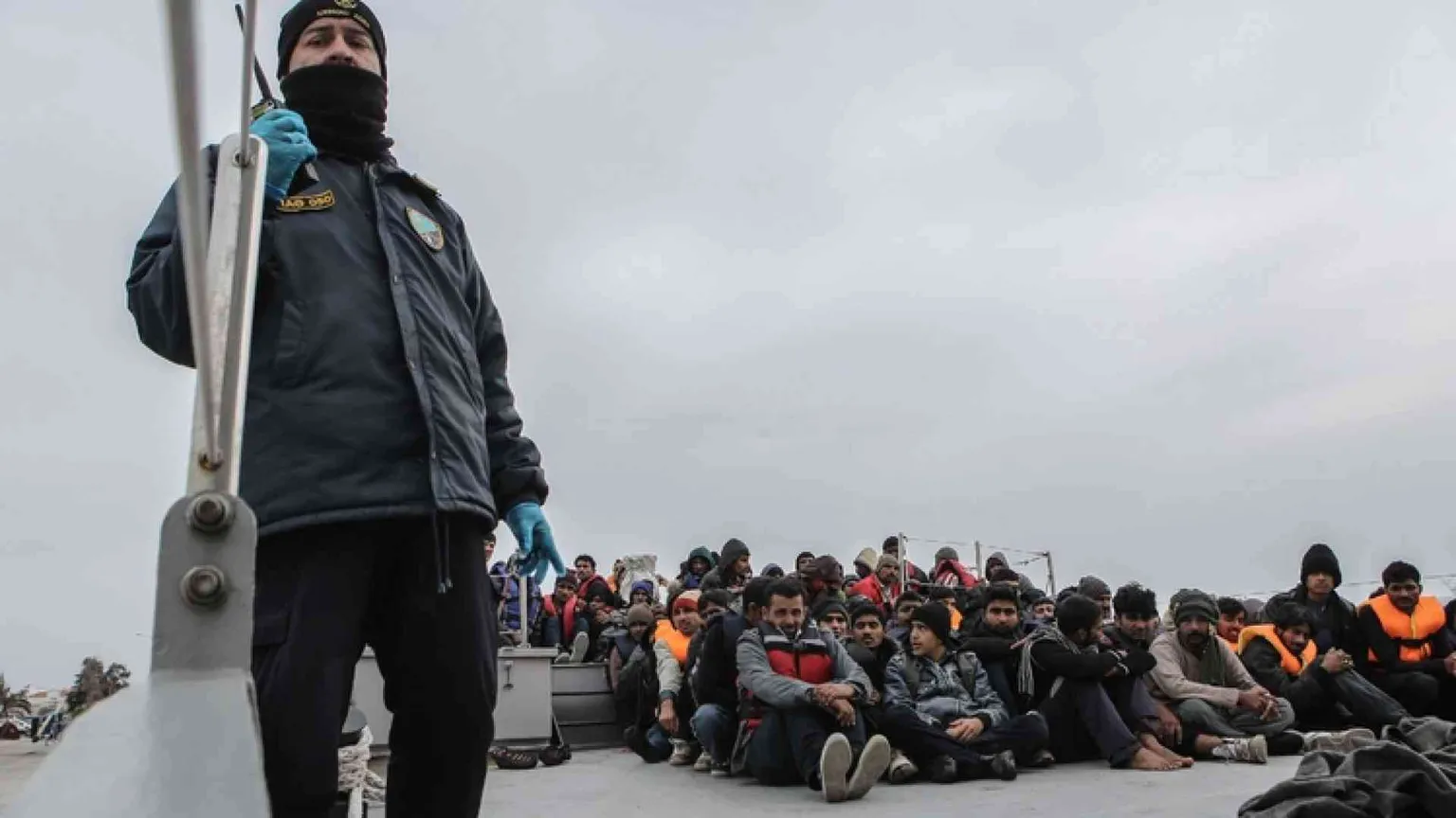 L'Italia cede all'Ue: migranti schedati