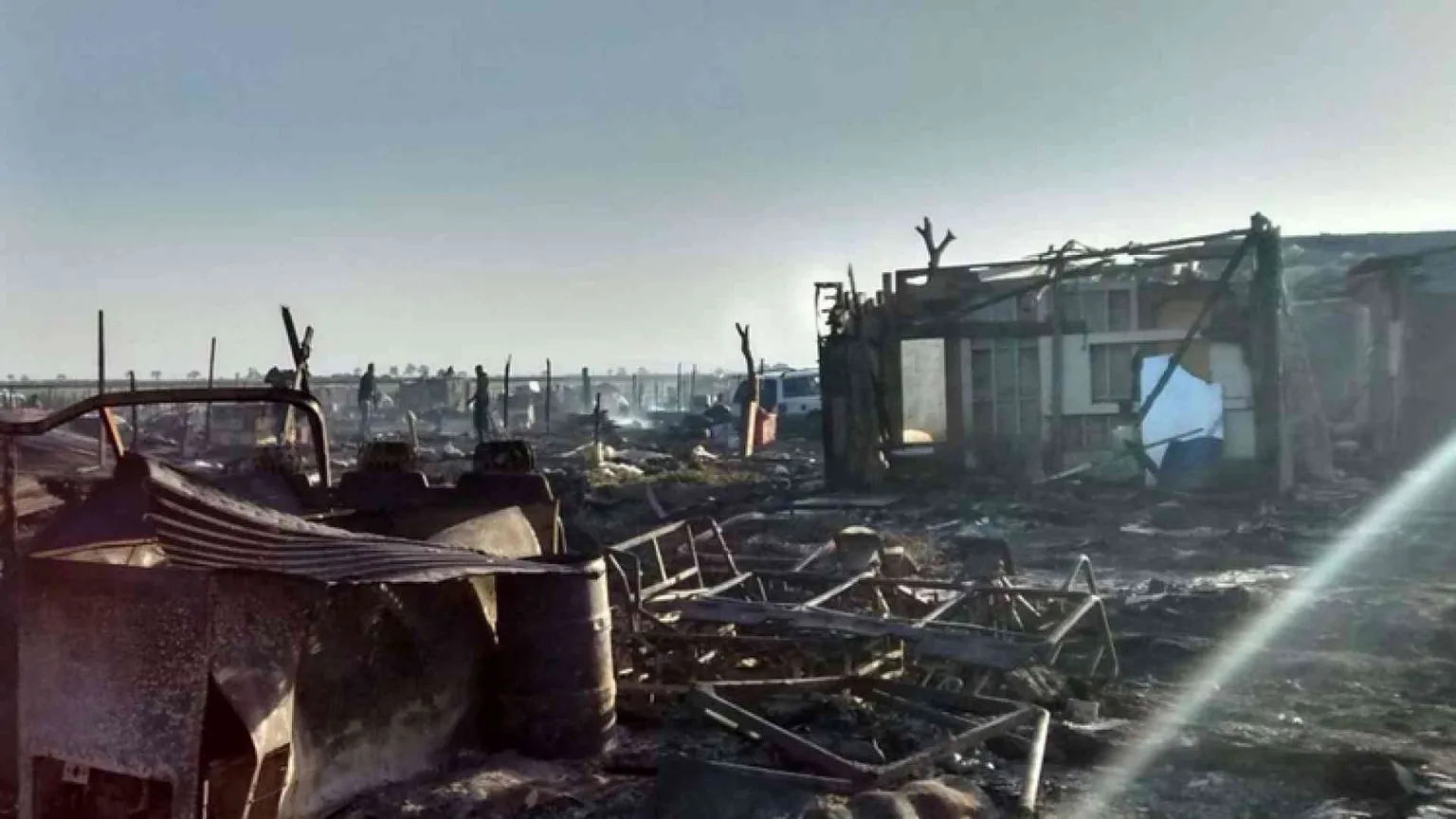 Rignano, bruciato il ghetto dei migranti