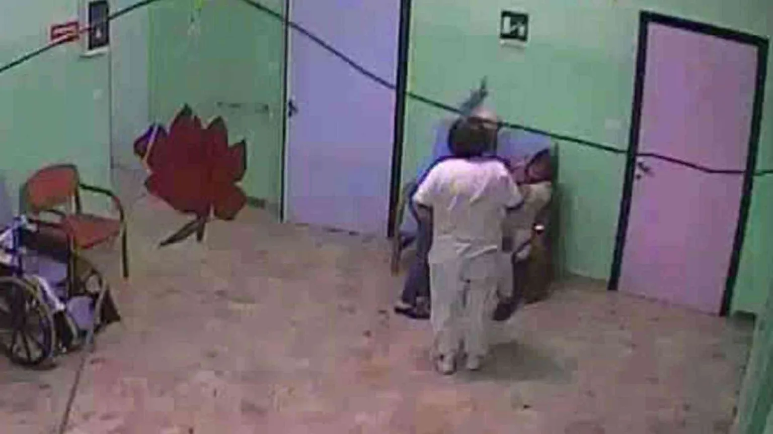 «Anziani maltrattati. Fastidio per la fragilità»