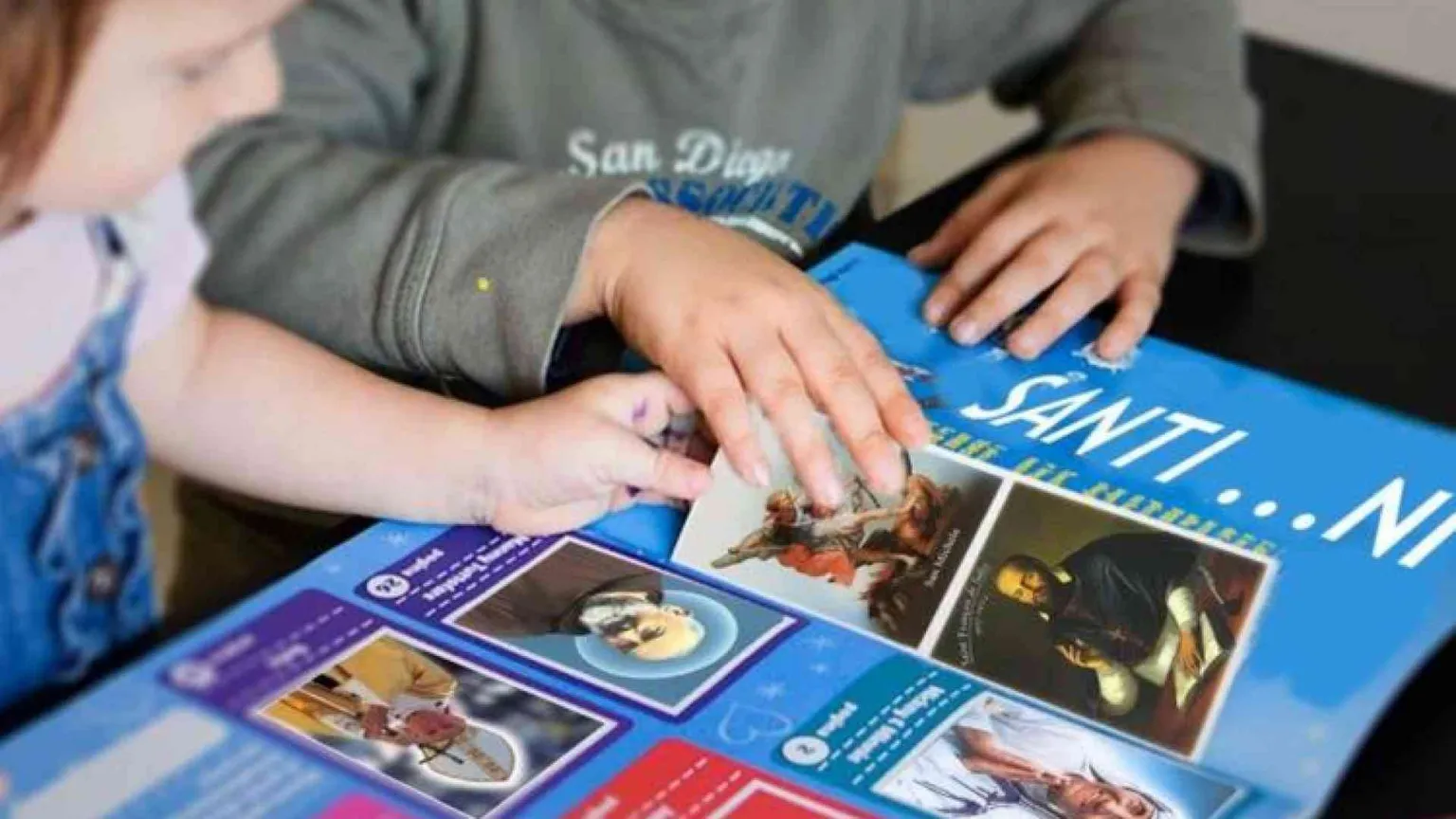 Prete rilancia l'album di figurine dei santi
