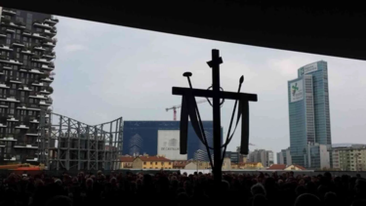 Tra i grattacieli la Via Crucis contro l'indifferenza