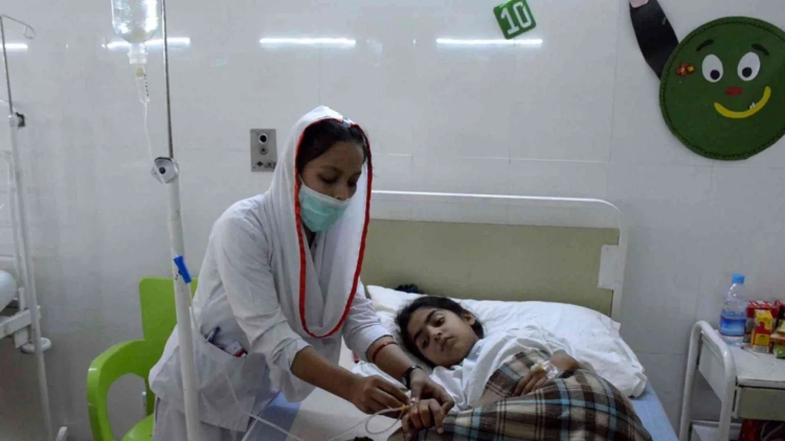 L'arcivescovo di Lahore visita i feriti in ospedale