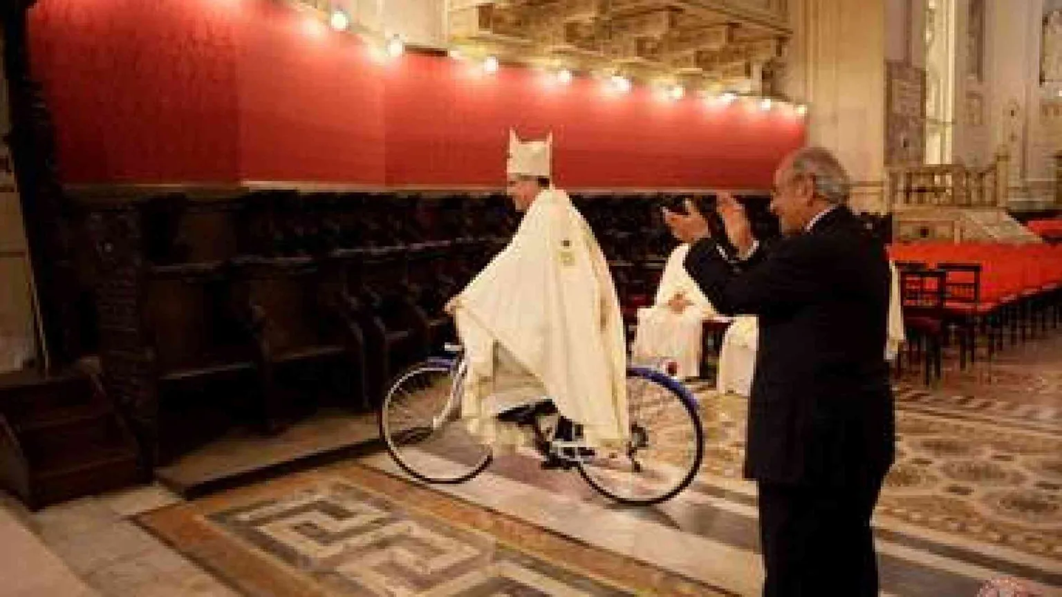 E l'arcivescovo fa un giro (in bici) in Cattedrale