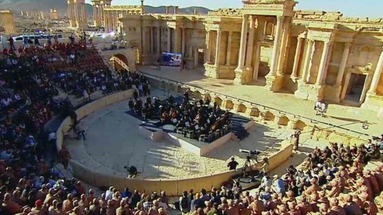 Siria, bombe sui profughi. E concerto a Palmira