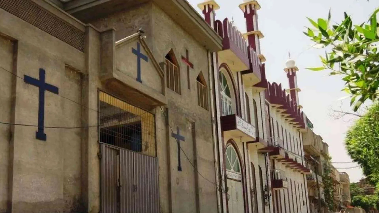 Pakistan, la moschea attaccata alla chiesa