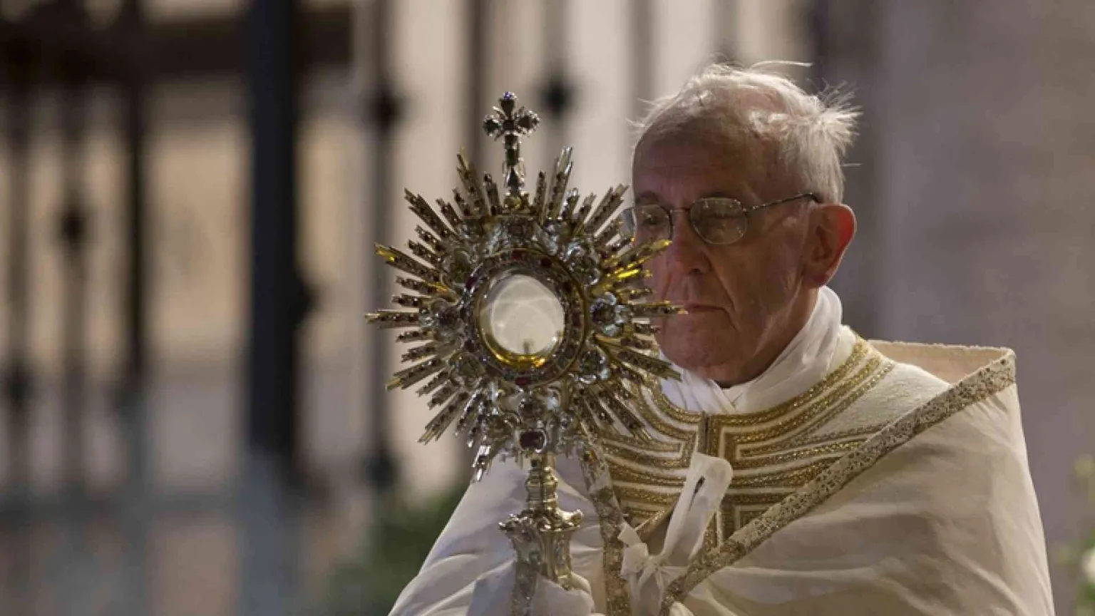 Corpus Domini. Il Papa: «Spezzarci per gli altri»