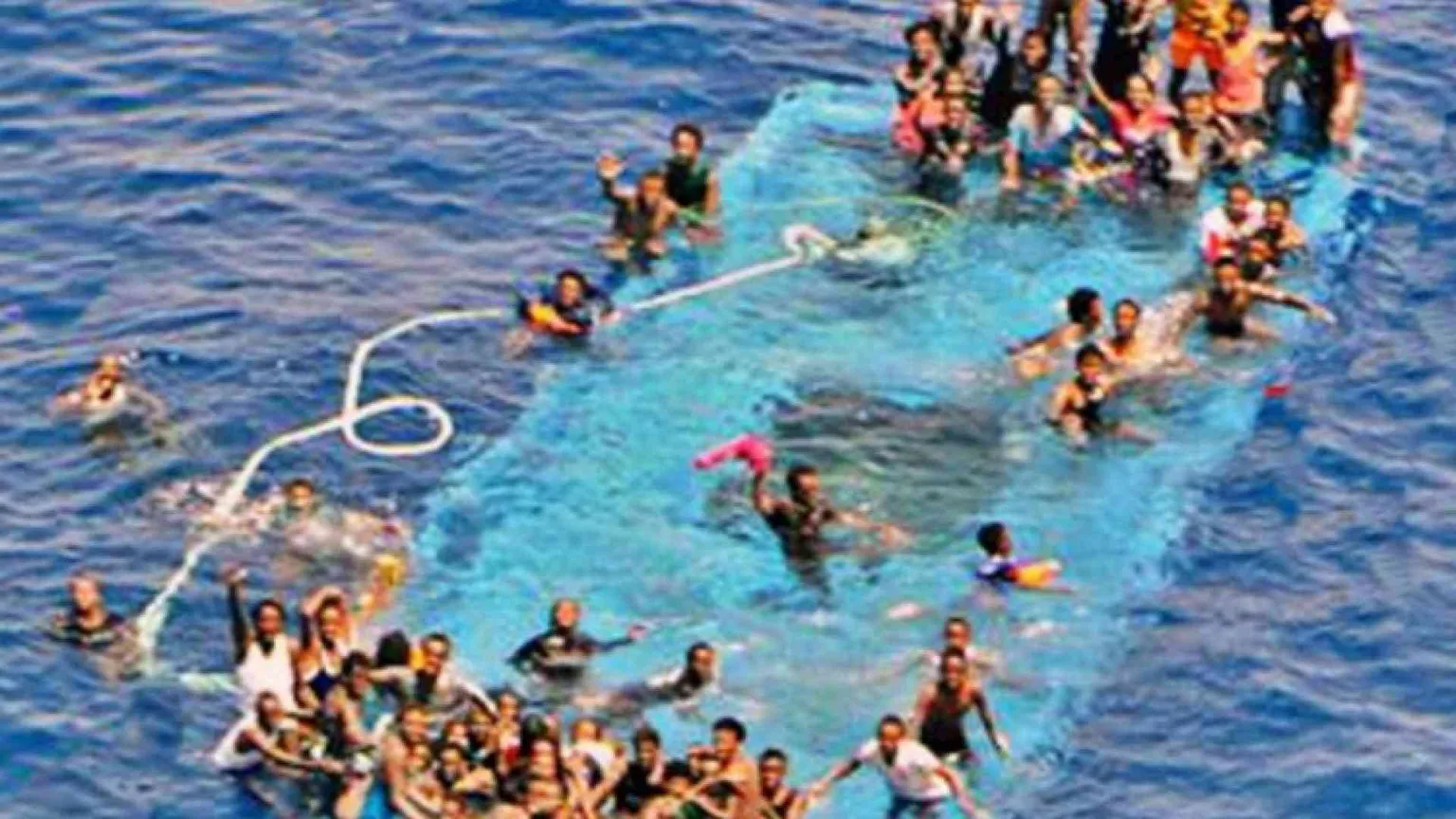 Soccorsi 4.000 migranti, nuove vittime Ma la vita vince: Alex nasce sulla nave