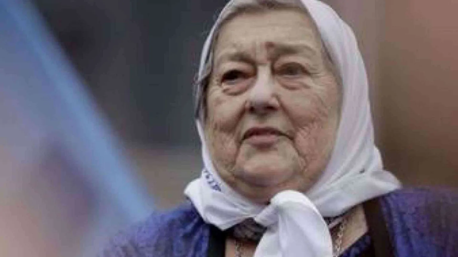 Il Papa abbraccia Hebe de Bonafini