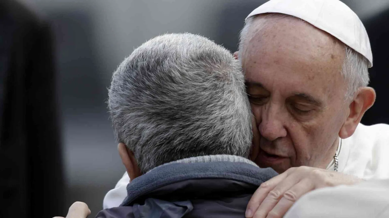 Il Papa dona scooter elettrico a anziani disabili