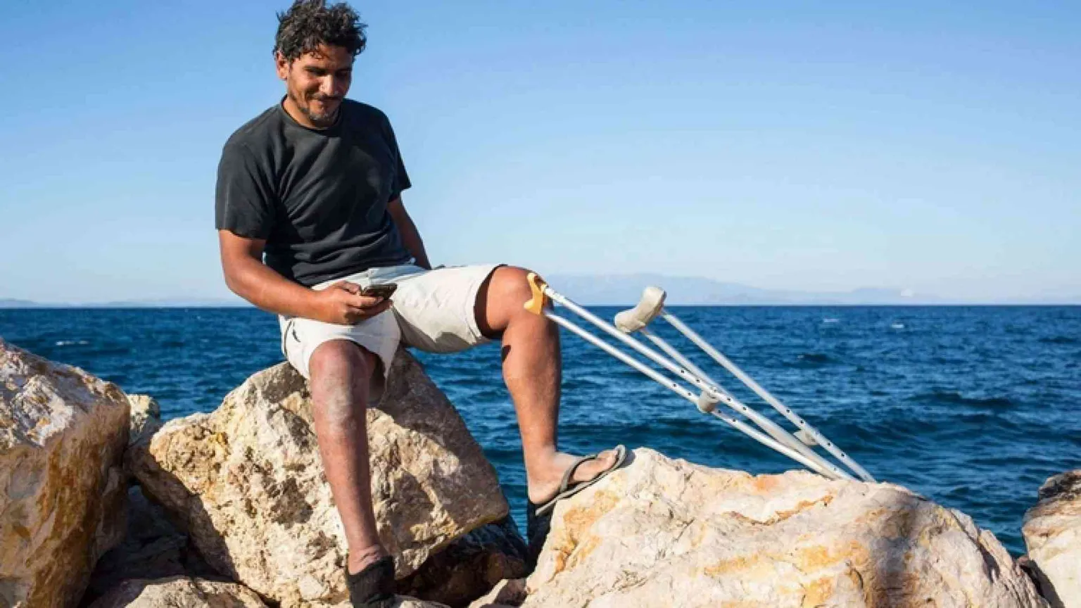 Amir, che ha sfidato l'Europa a nuoto