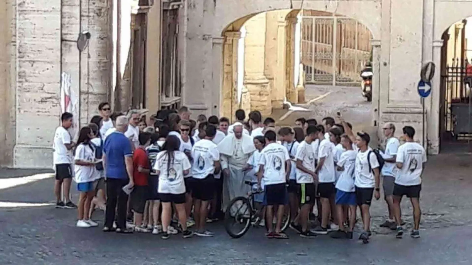 Il Papa a sorpresa saluta i pellegrini in bici