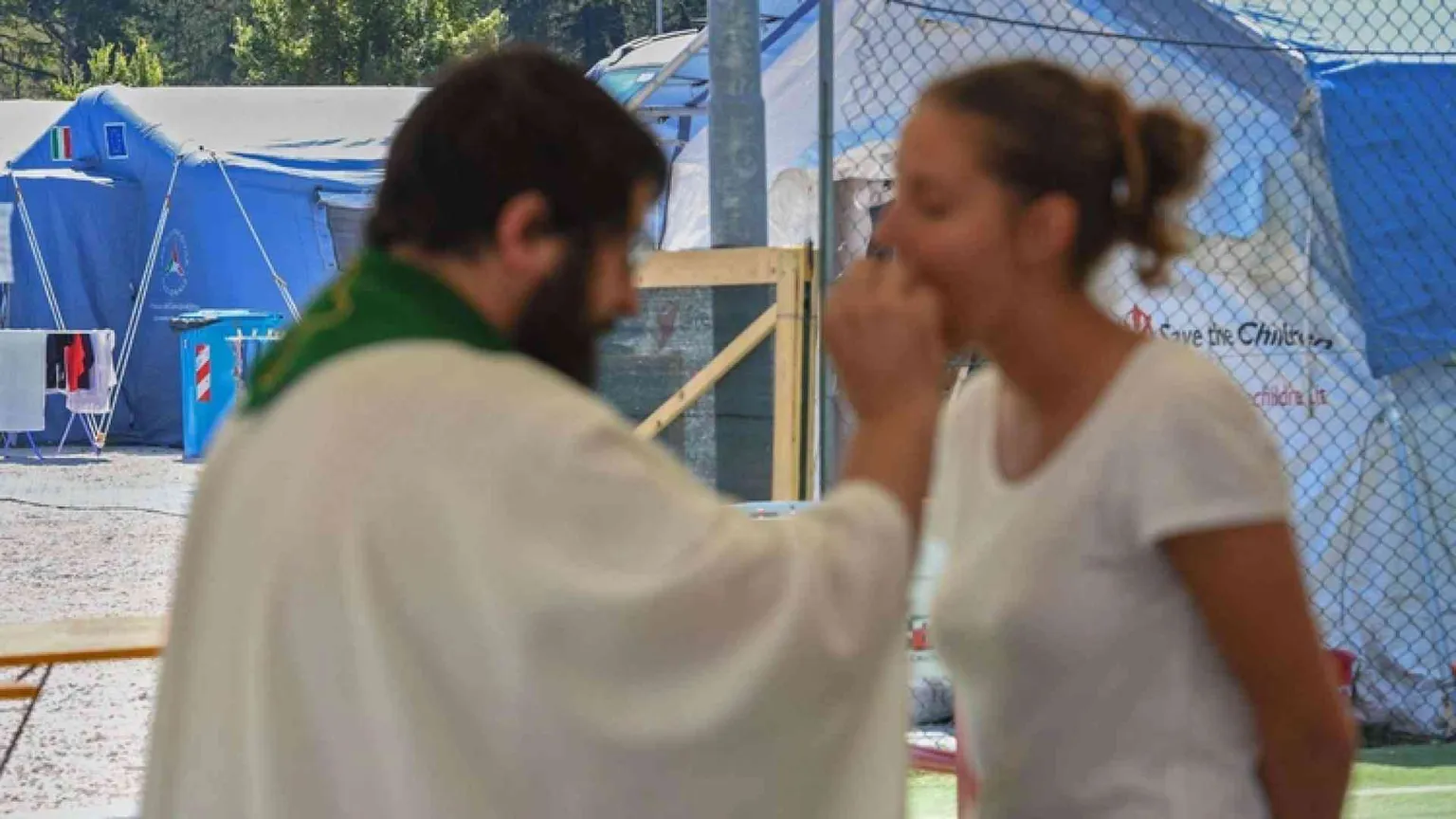 Sisma, quei preti giorno e notte con gli sfollati