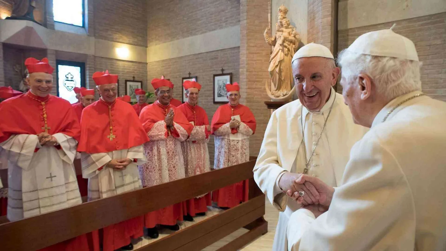 Il Papa emerito abbraccia i cardinali e prega con loro