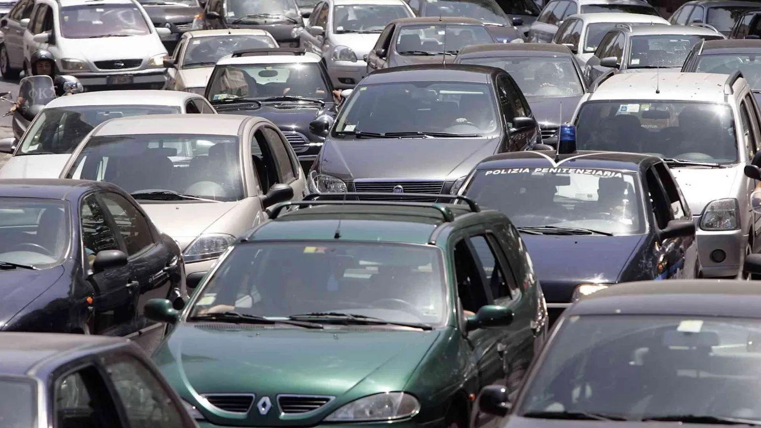 Non fa solo male: il traffico costa