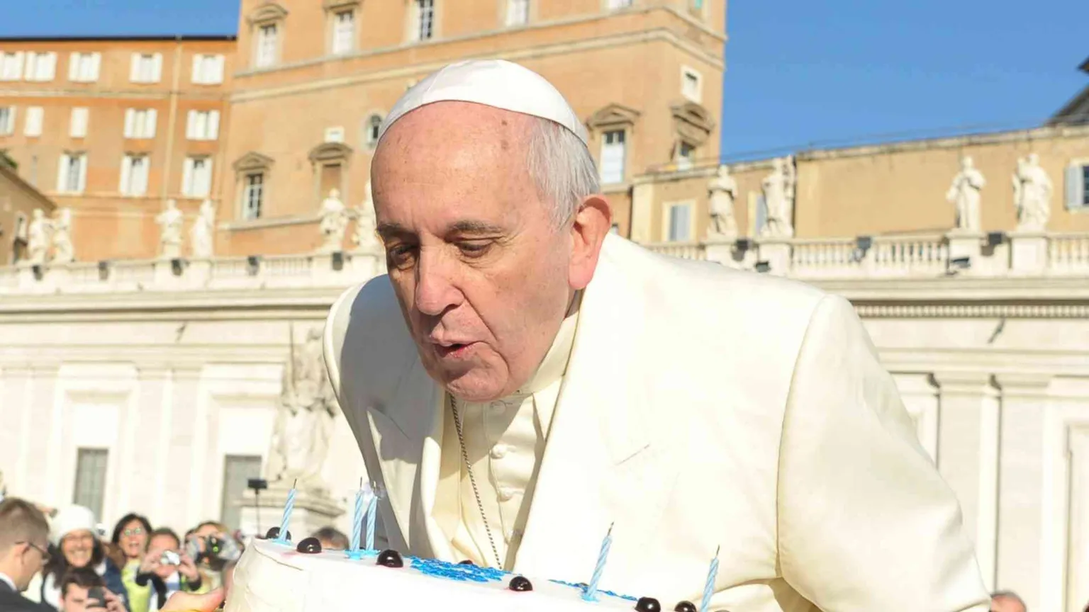 Come fare gli auguri di buon compleanno a papa Francesco