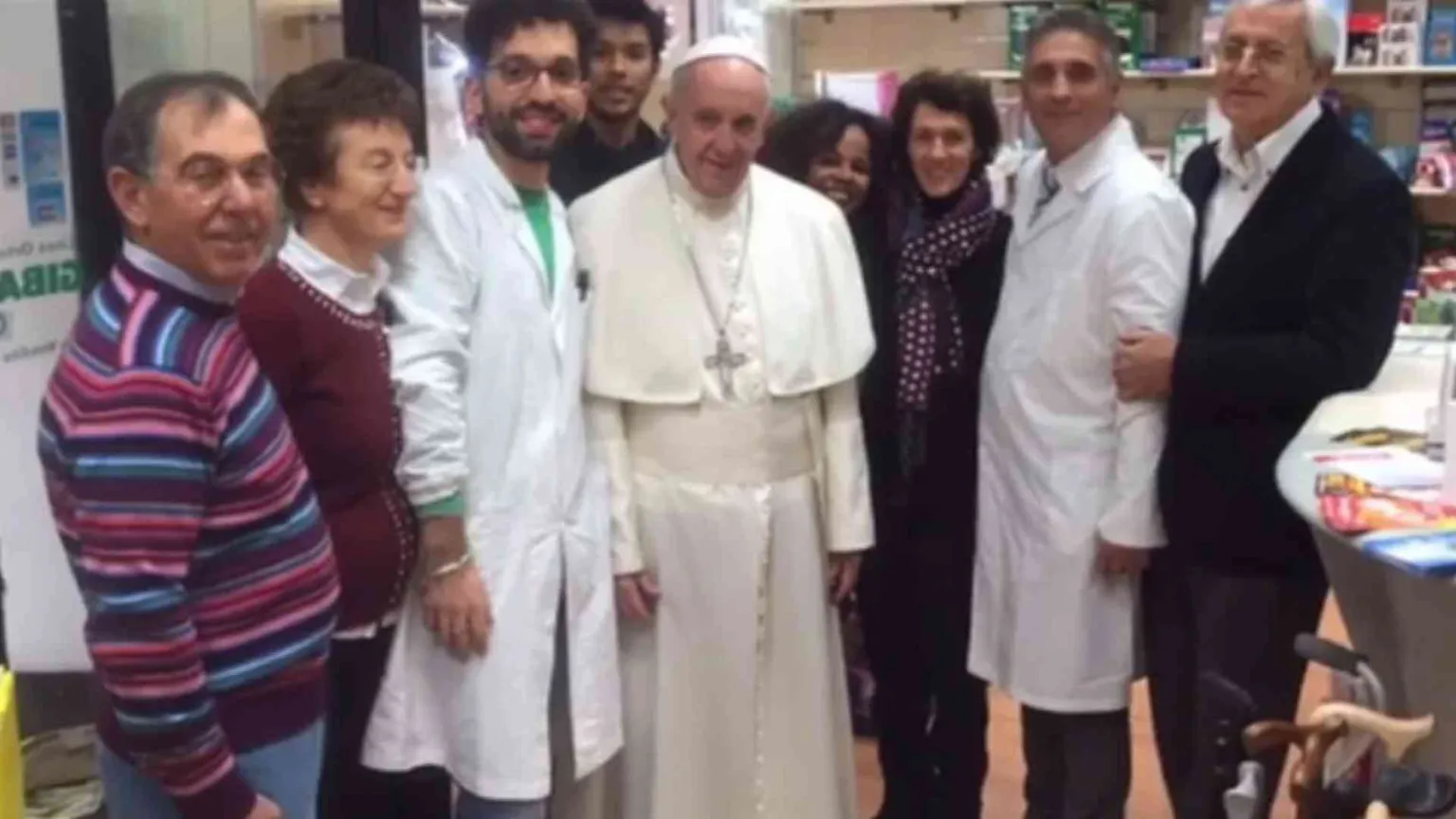 Papa a sorpresa in un negozio di ortopedia