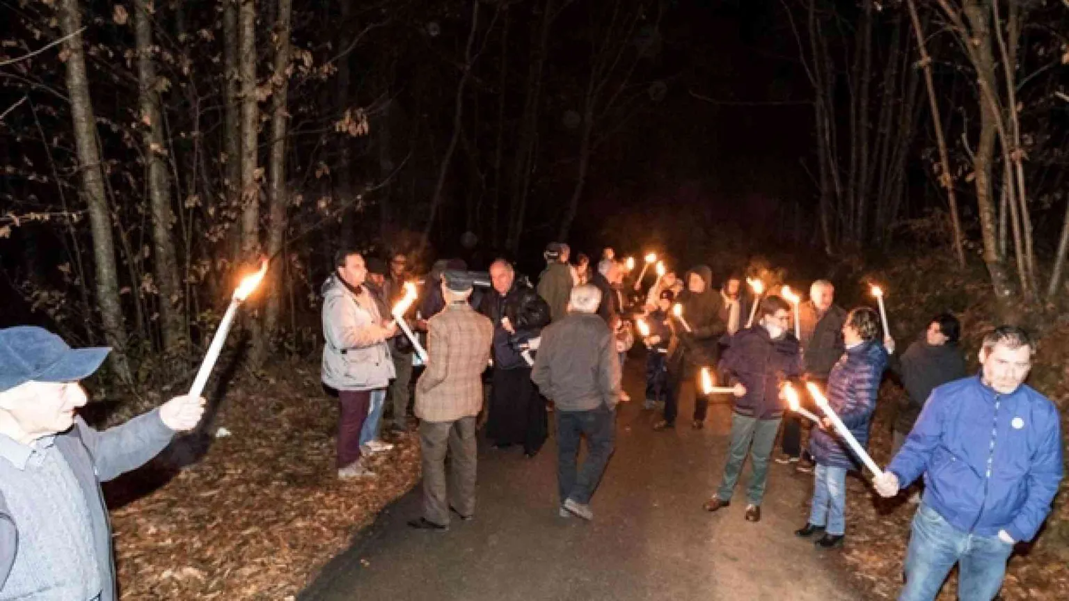 Fiaccolata natalizia a Valletti. «Dateci la strada»