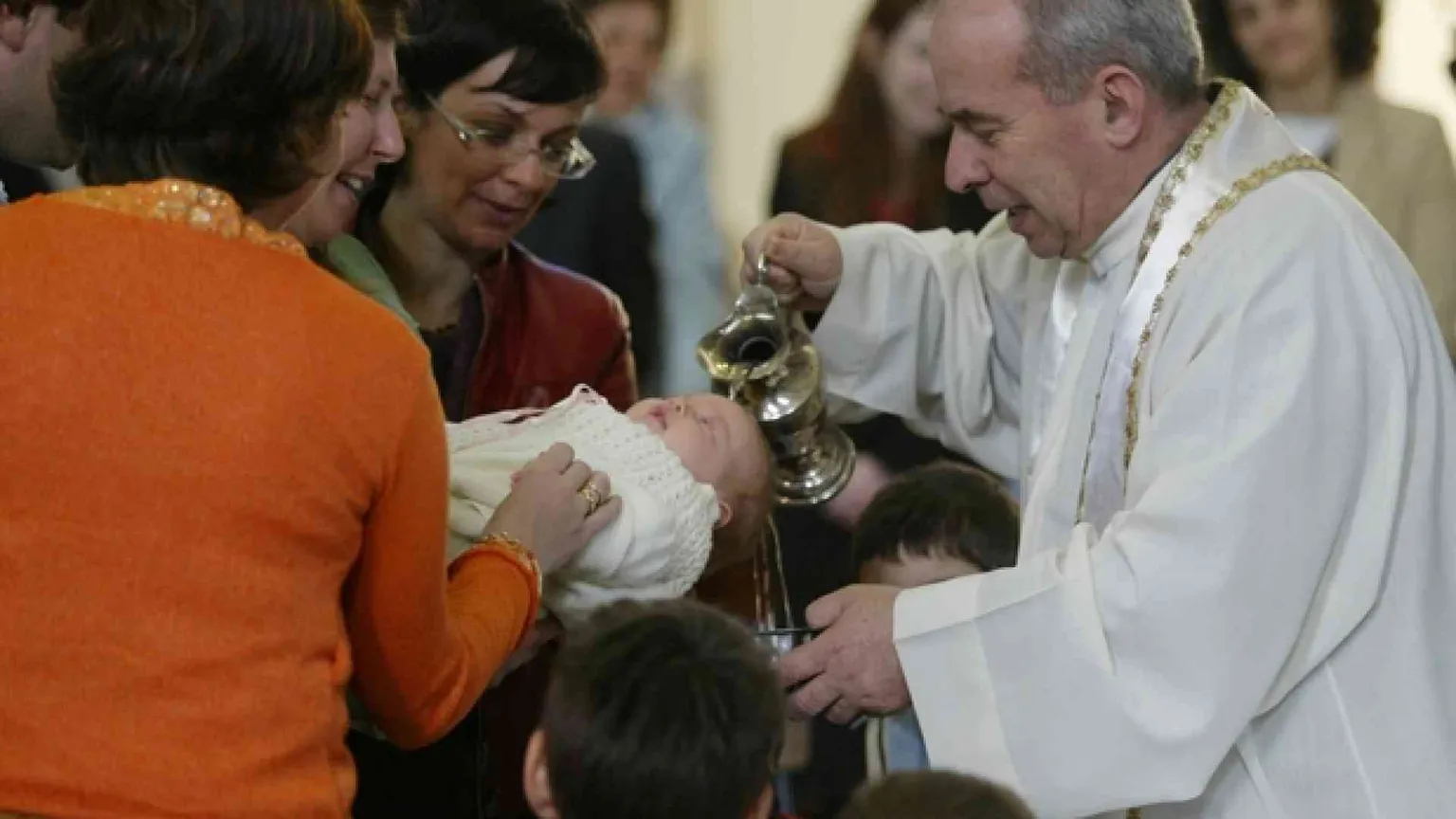 Padrini inadatti? «Meglio rinunciare». Due diocesi puntano sulle comunità