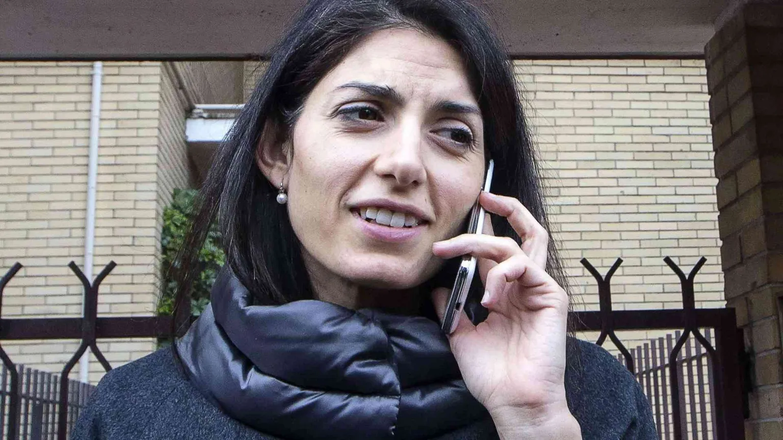 Grillo blinda Raggi: hai la mia stima per aver ammesso i tuoi errori