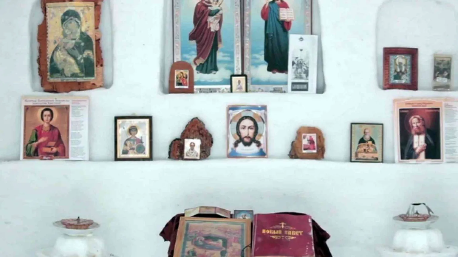 Villaggio senza chiesa? La costruiscono di neve