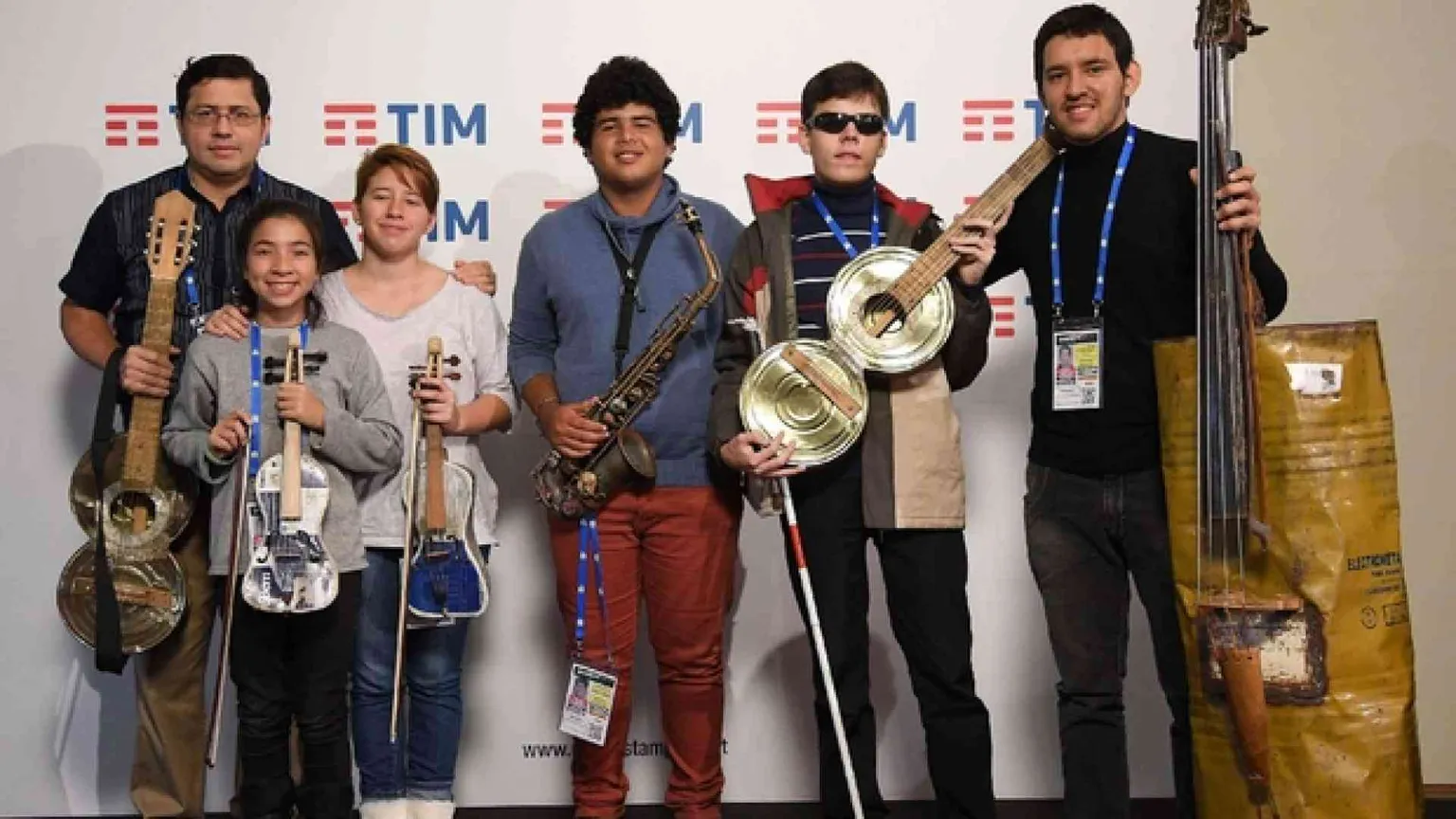 Il messaggio di pace dei bambini dell'orchestra «riciclata» di Asuncion