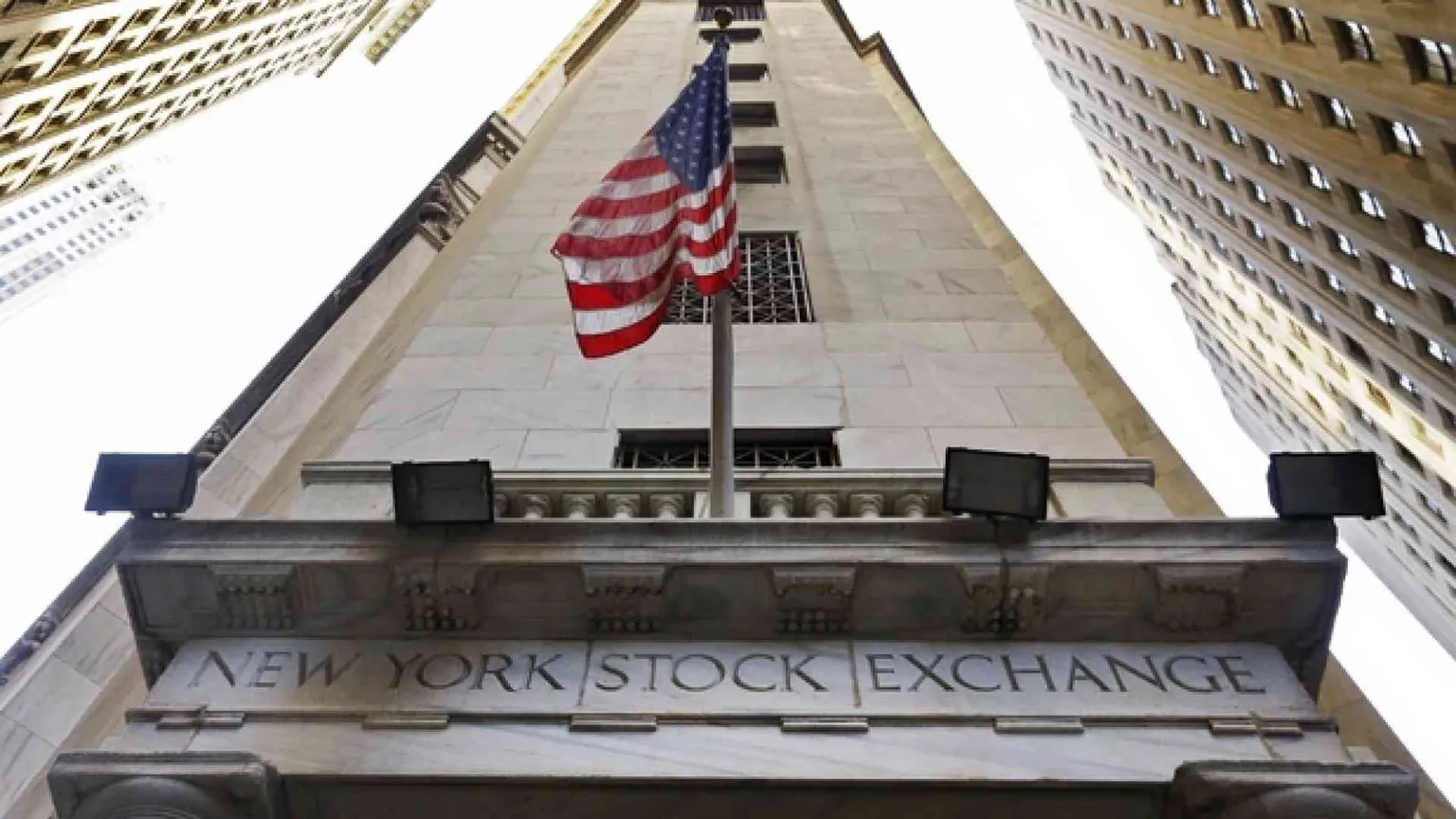 «Trump torna a separare le banche». Fa il contrario, è rischio serio