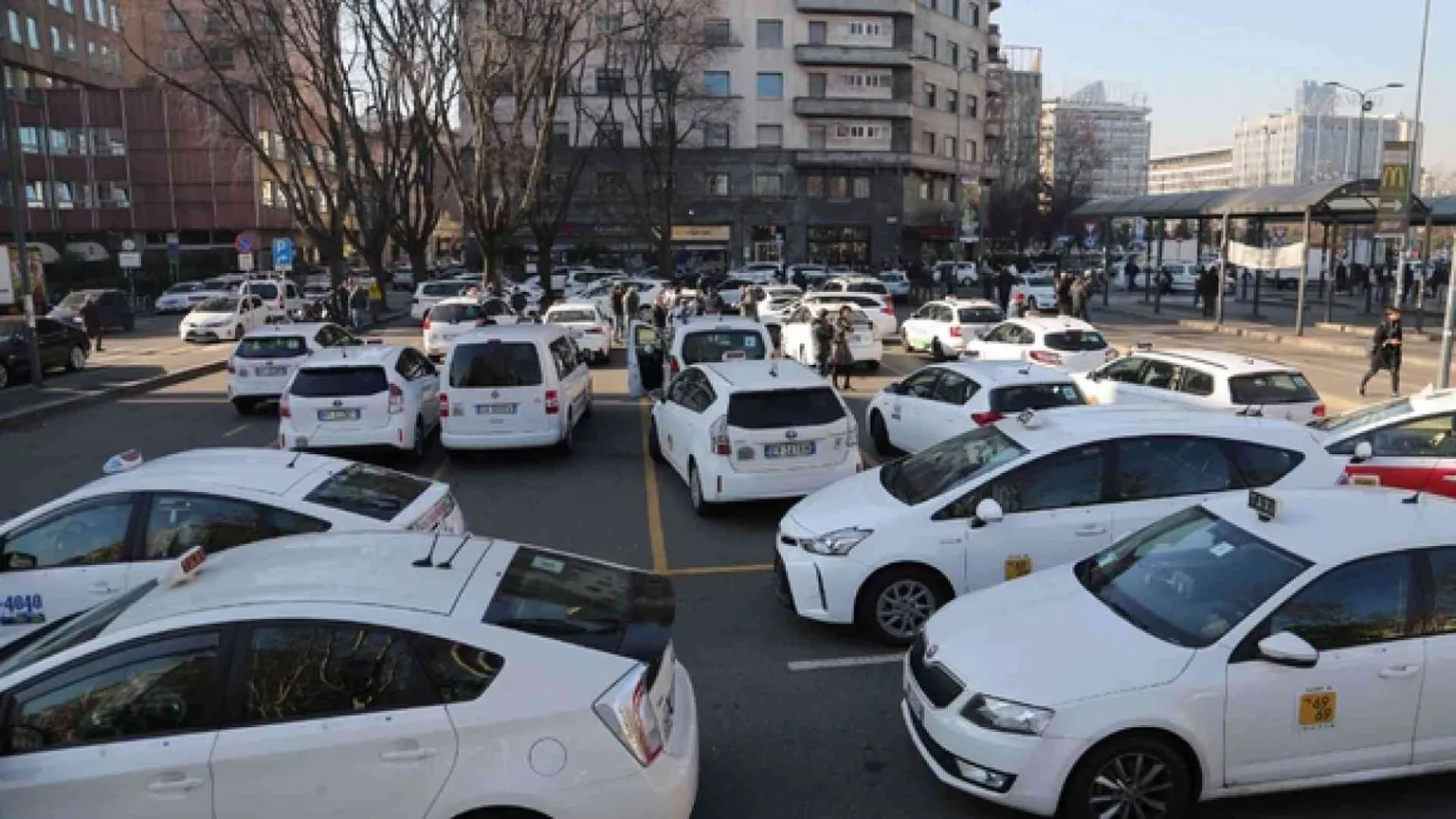 Tassisti in rivolta contro il Milleproroghe: «Favorisce Uber e abusivi»