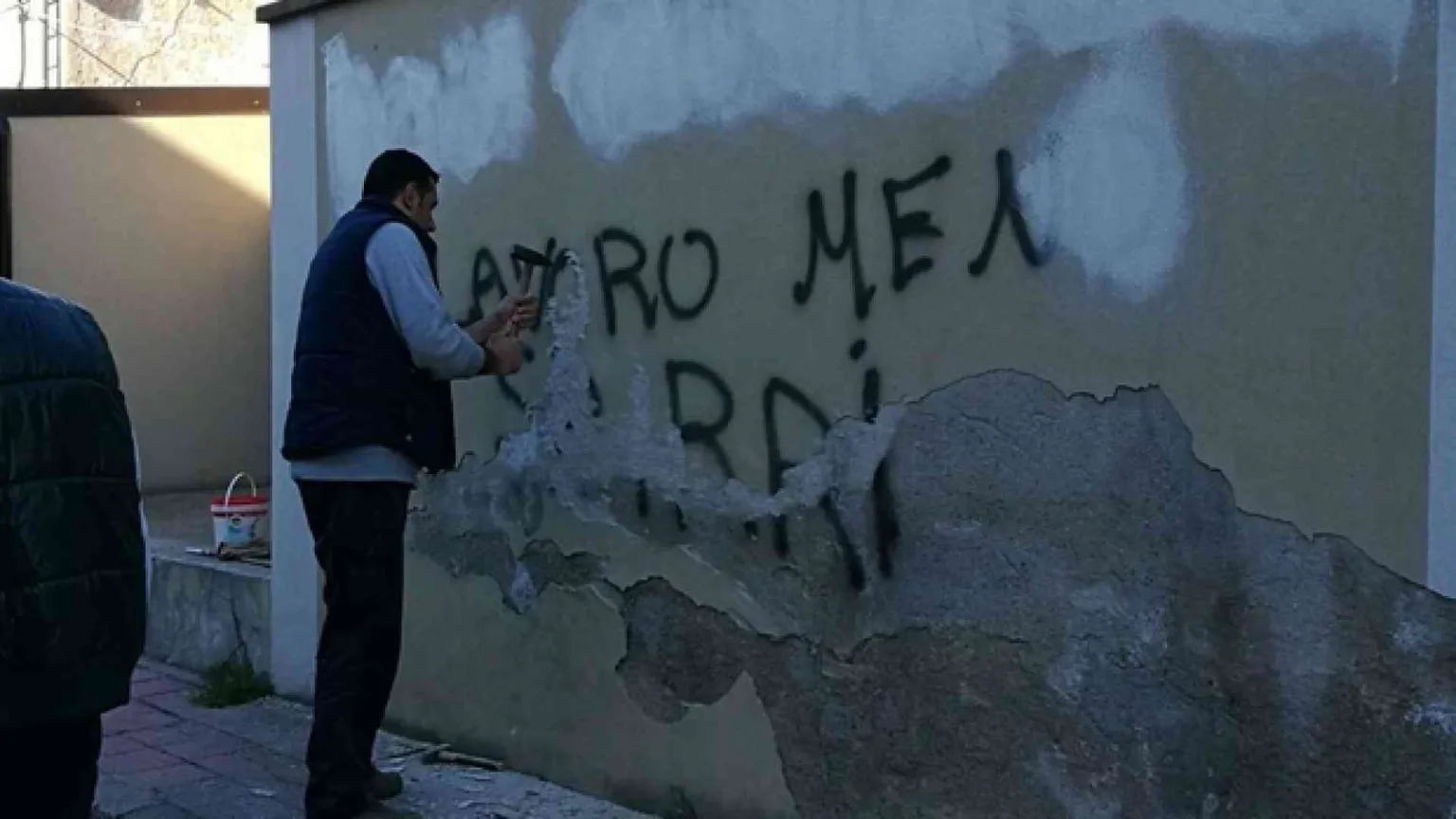 Scritte contro don Ciotti, la veglia di preghiera dei giovani scout