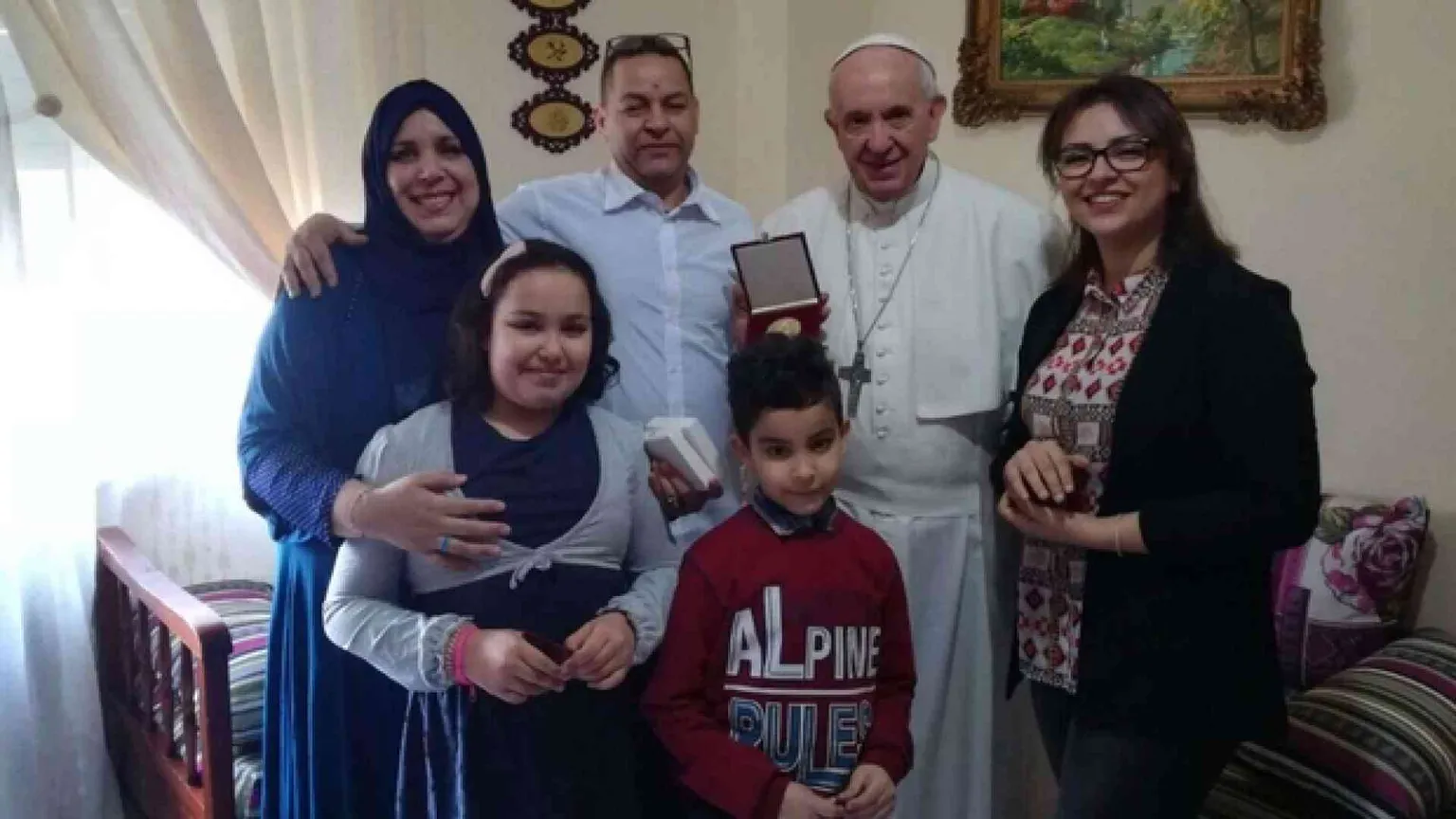 Le famiglie visitate alle Case Bianche: il Papa telefona all'anziana ricoverata