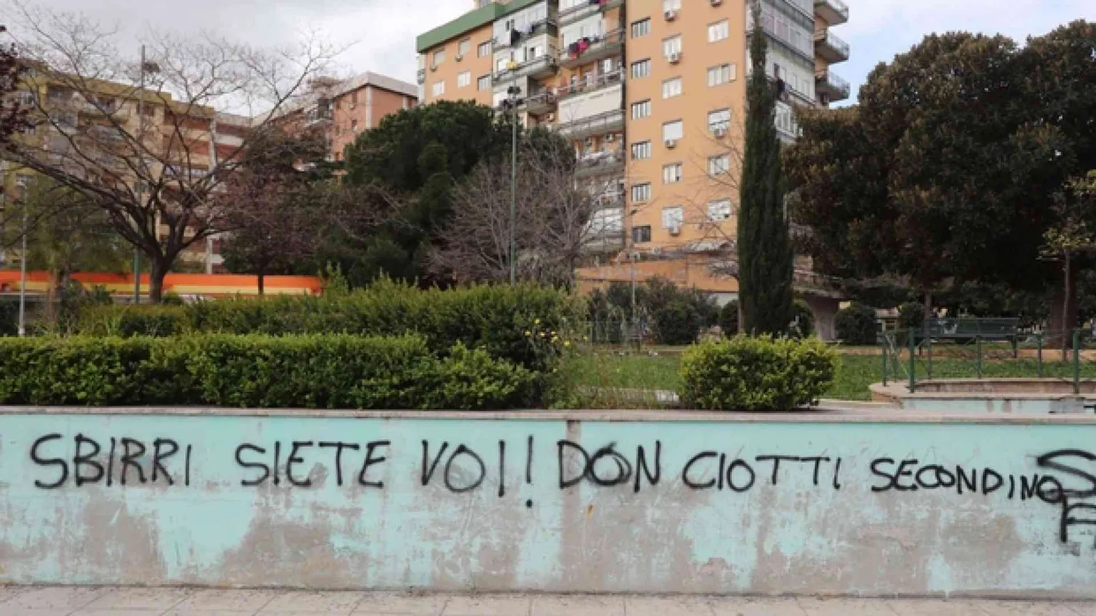 Un'altra scritta intimidatoria contro don Ciotti. I cittadini cancellano