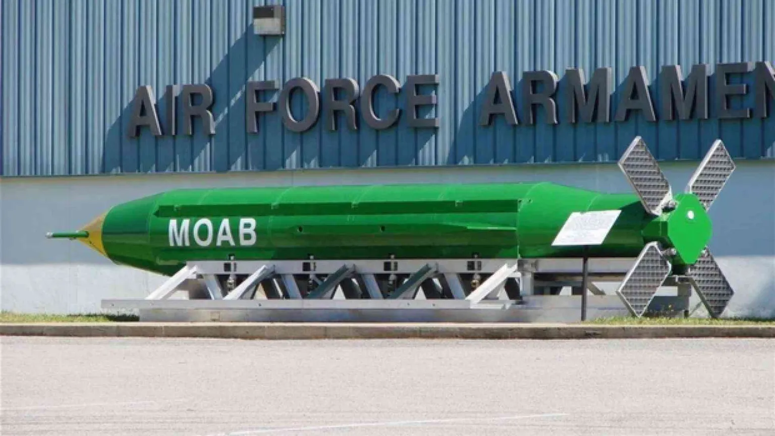 Donald Trump sgancia in Afghanistan e sui media la superbomba contro il Daesh
