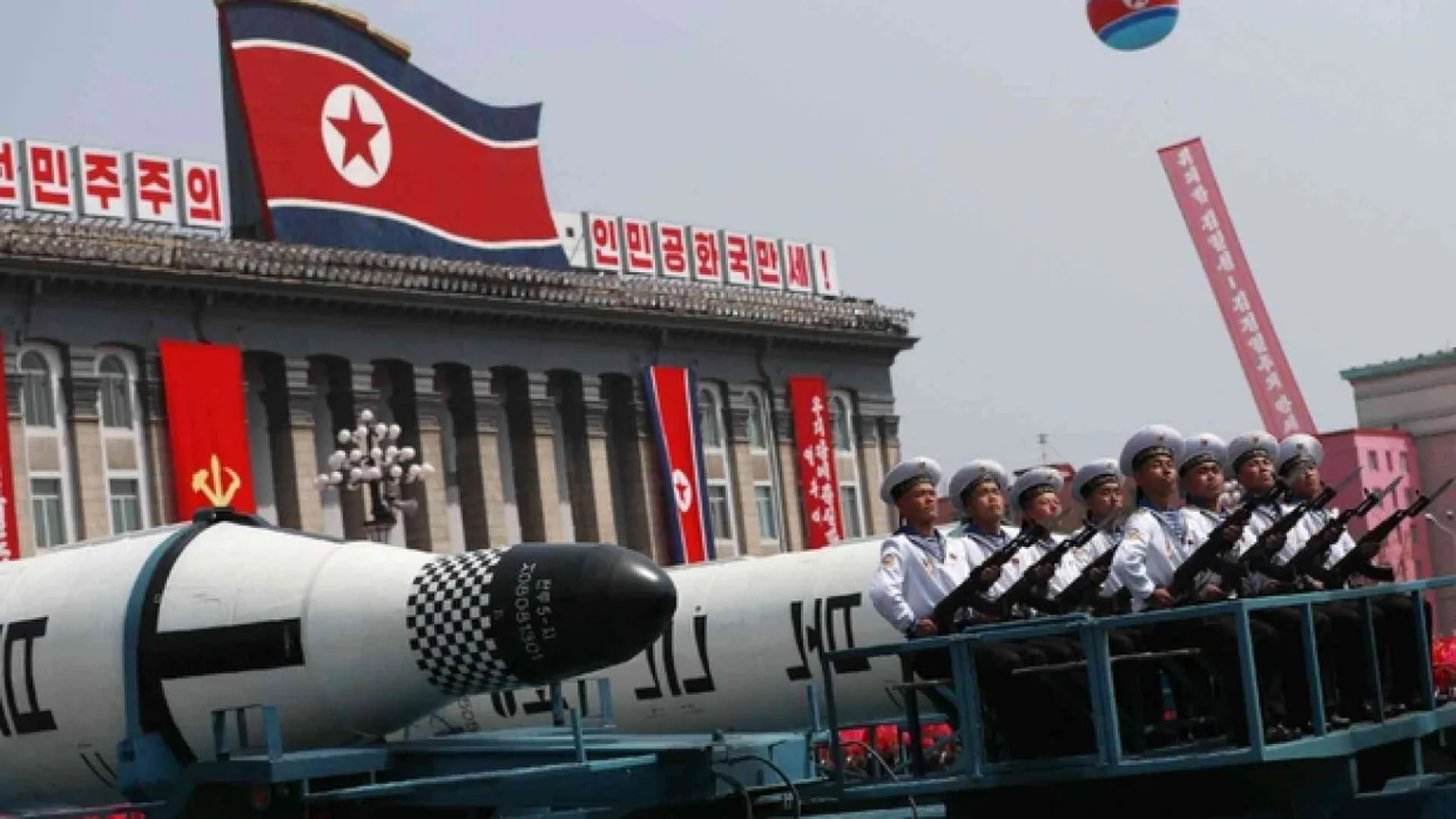 Kim mostra i missili in parata, ma non testa l'atomica. Per ora