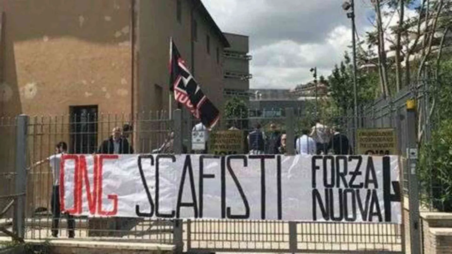 Assalto xenofobo di Forza Nuova all'Organizzazione internazionale migrazioni