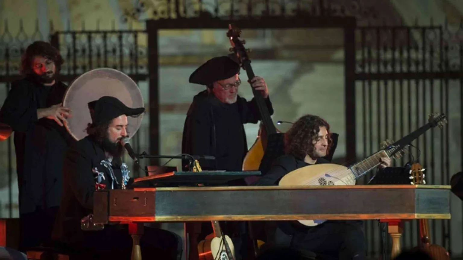 Vinicio Capossela rende omaggio alla Napoli rigenerata dalla bellezza