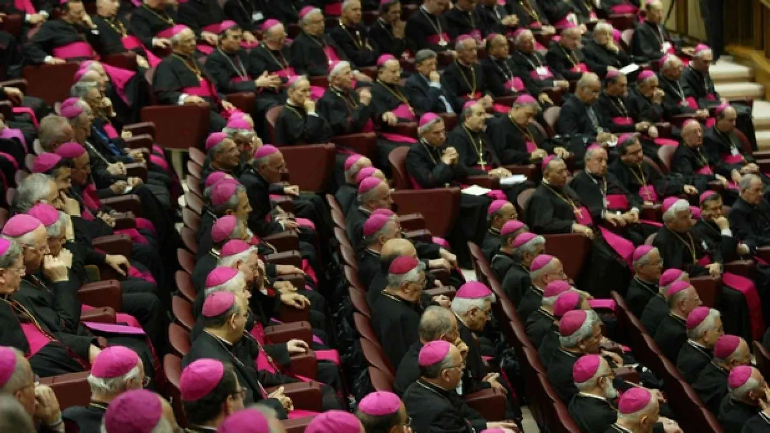 Il Papa apre l'assemblea Cei. Da martedì le votazioni per il nuovo presidente