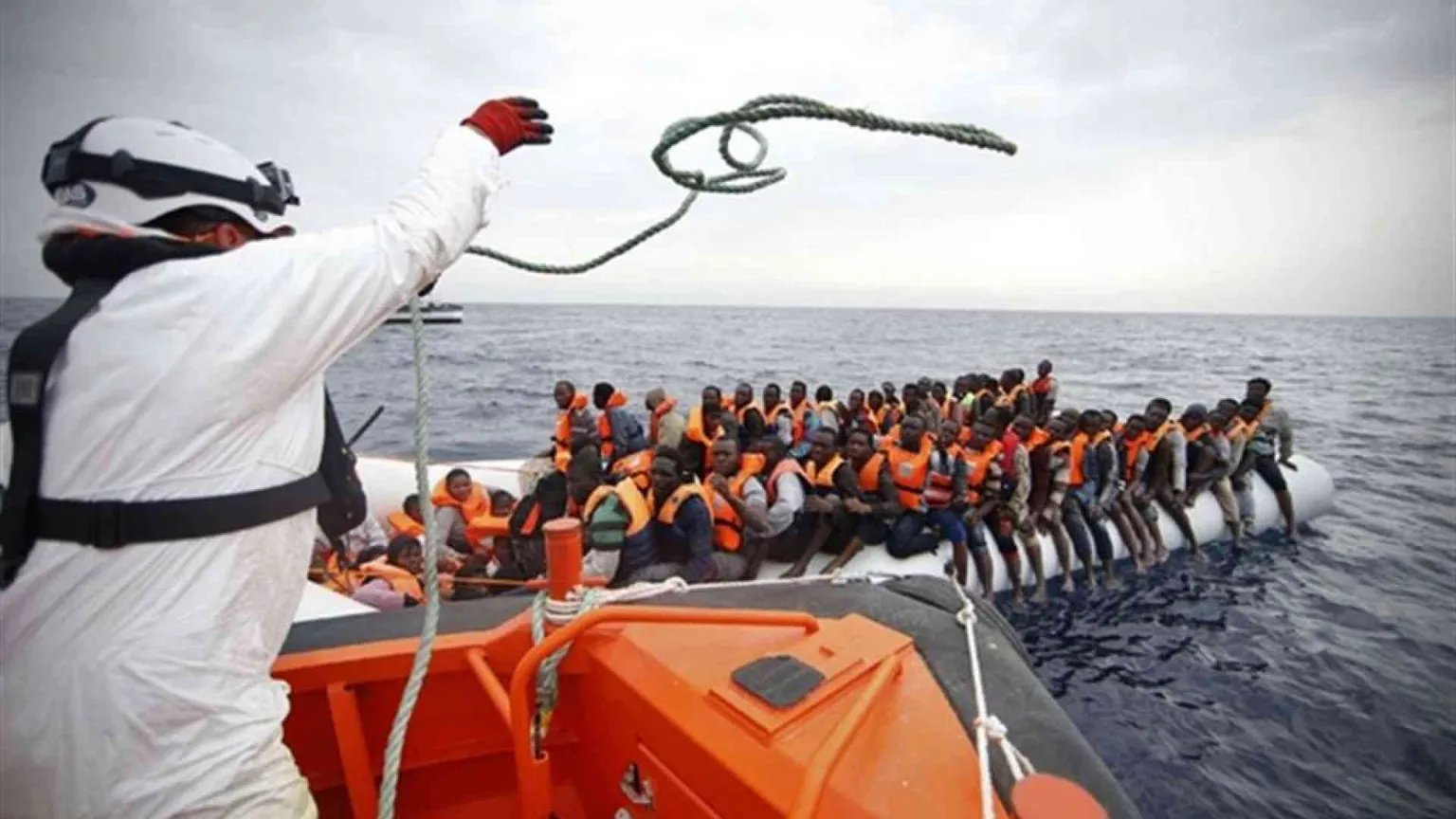 Msf accusa: profughi minacciati e depredati dalla Guardia costiera libica.