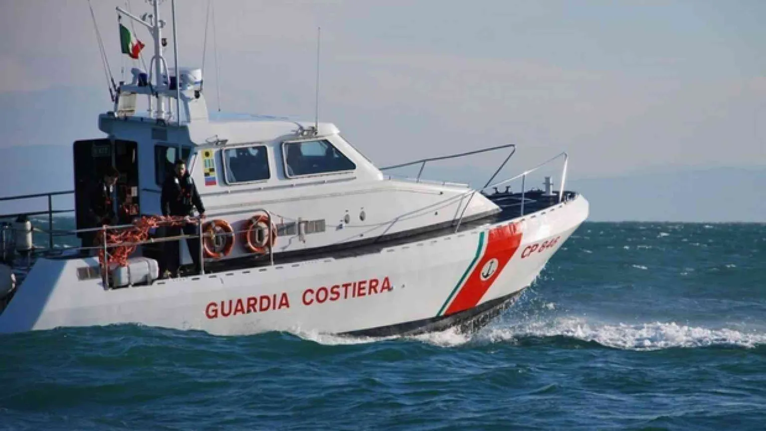 Guardia costiera libica spara contro motovedetta italiana