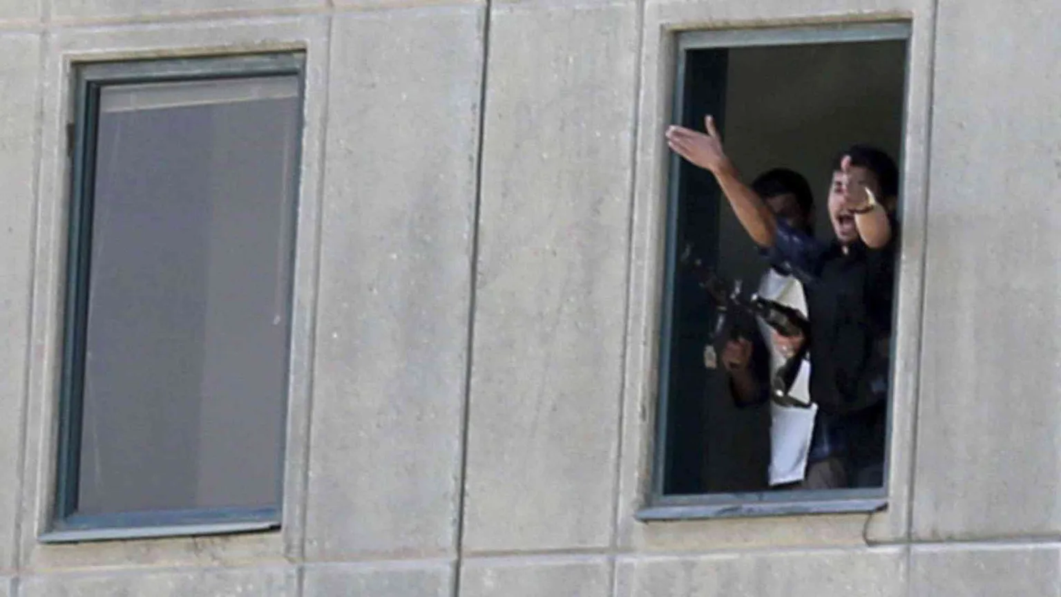Terroristi kamikaze a Teheran: 12 morti. Il Daesh rivendica