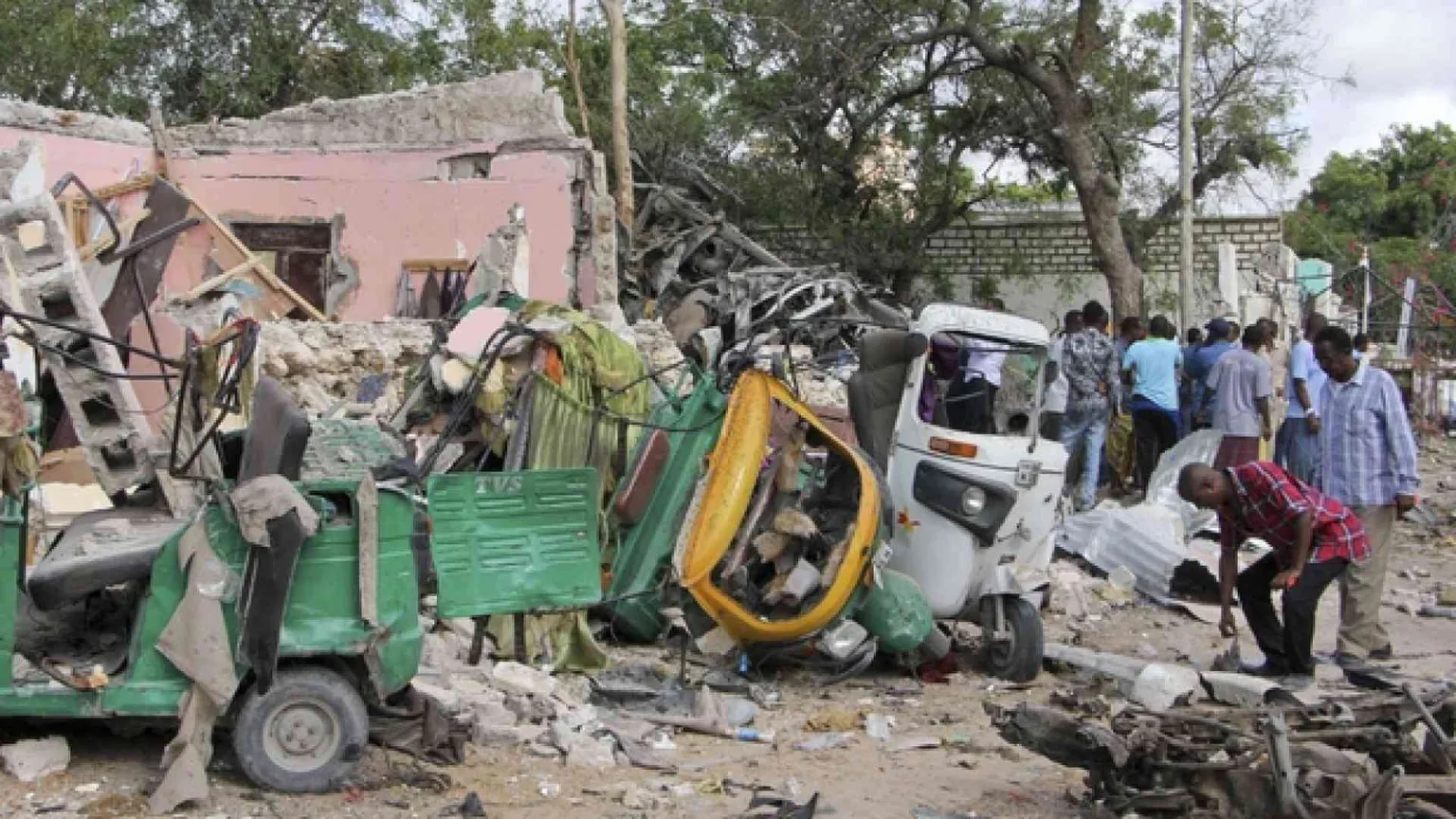 Raid degli shabaab a Mogadiscio: due ristoranti a ferro e fuoco, 31 morti